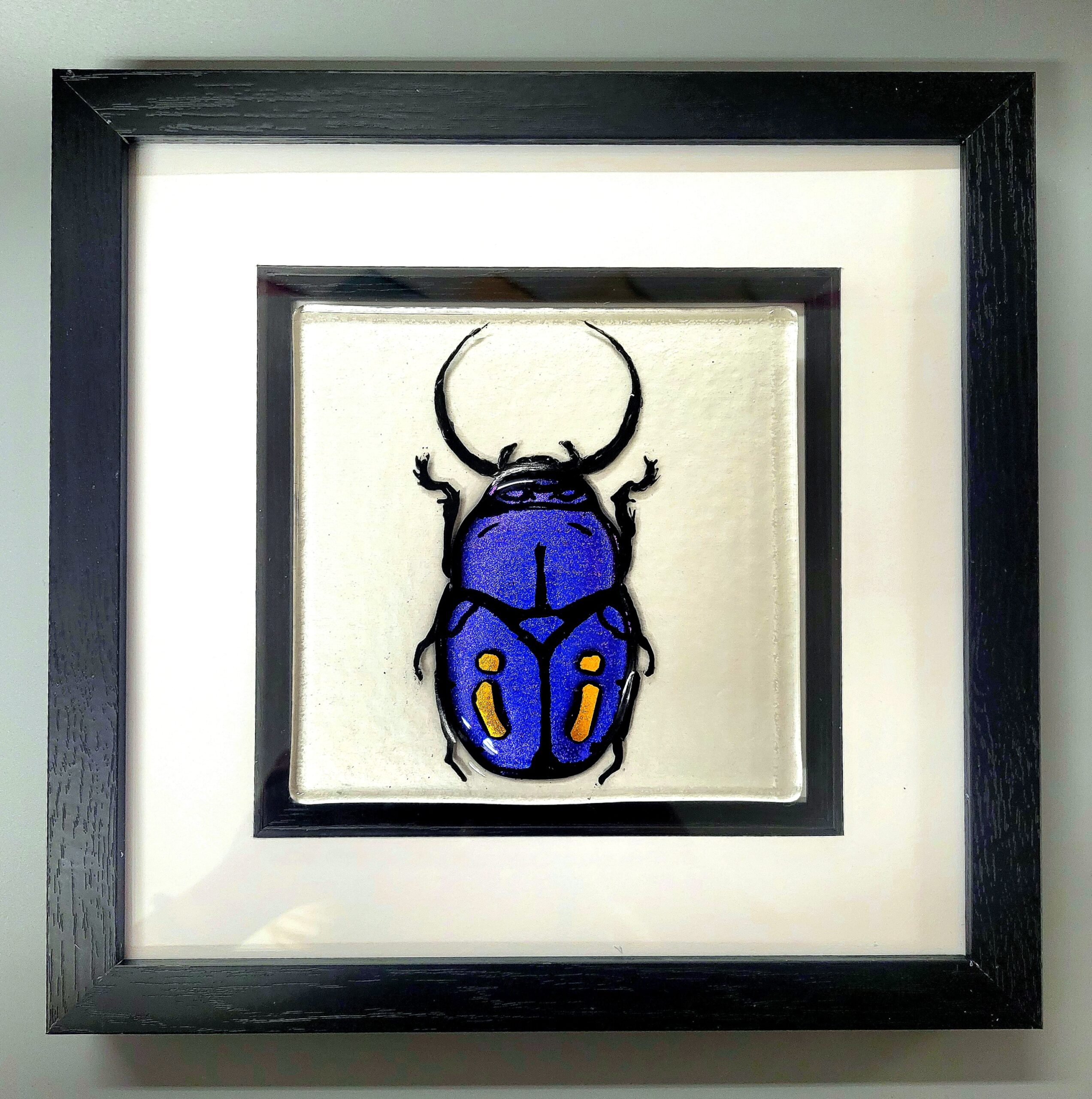 Colour-Changing Dichroic Beetles in Fused Glass